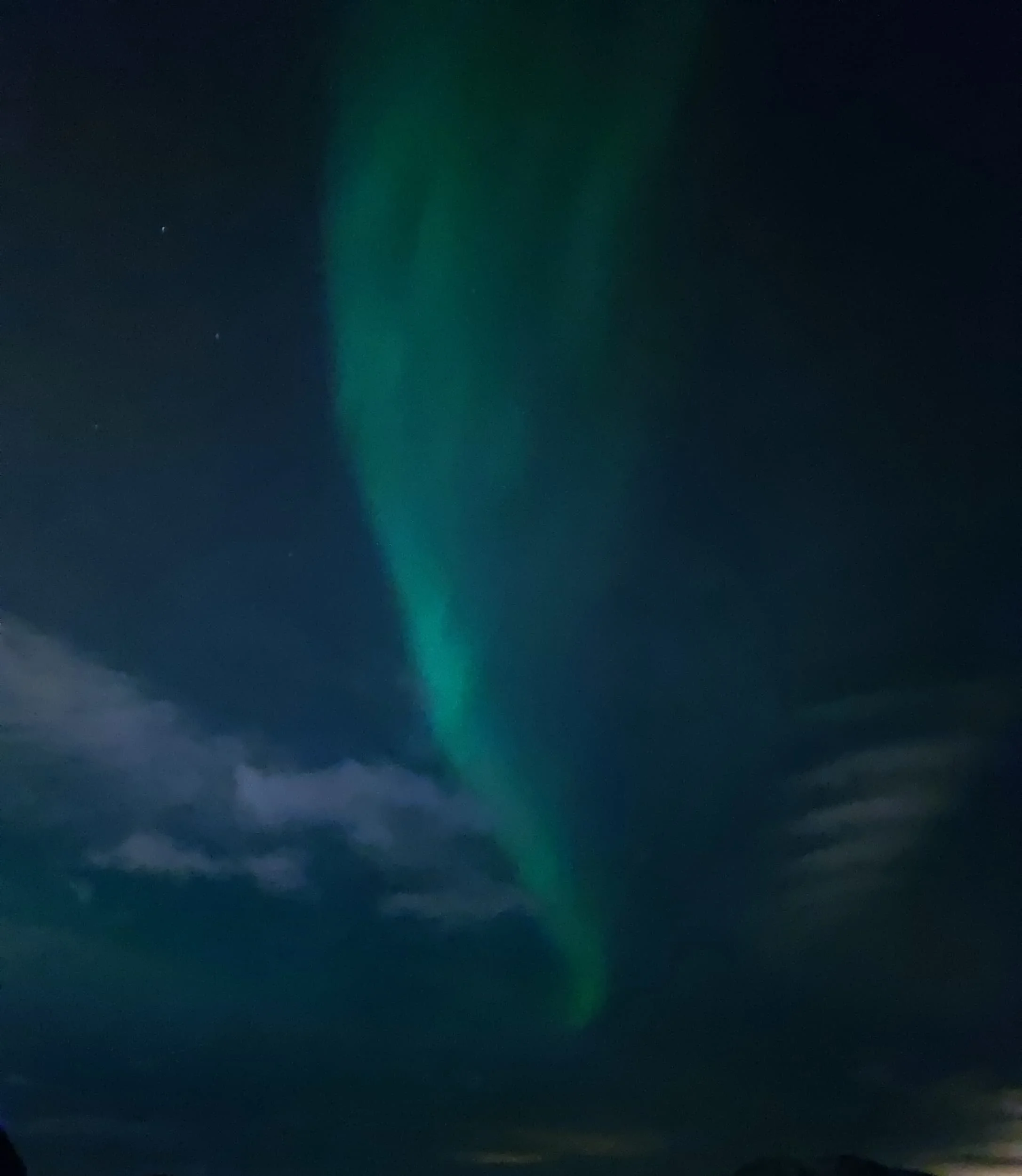 Aurora boreal verde intensa sobre Islandia
