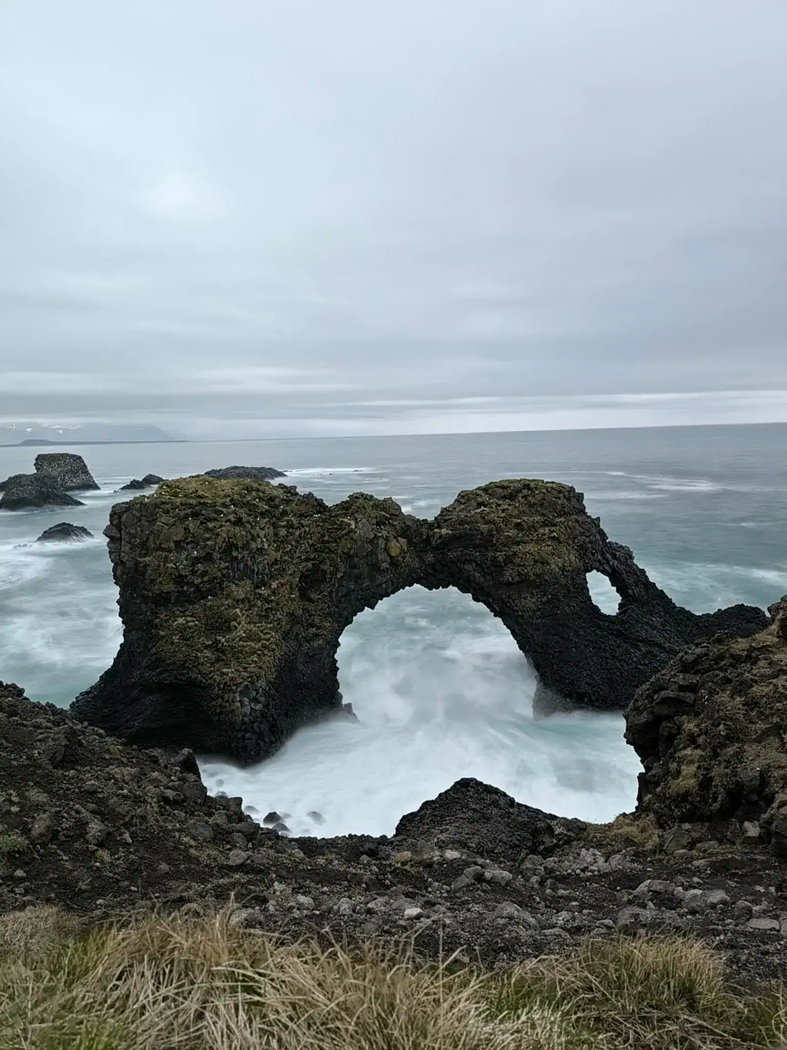 Gatklettur — arco natural de lava sobre el mar en Snæfellsnes