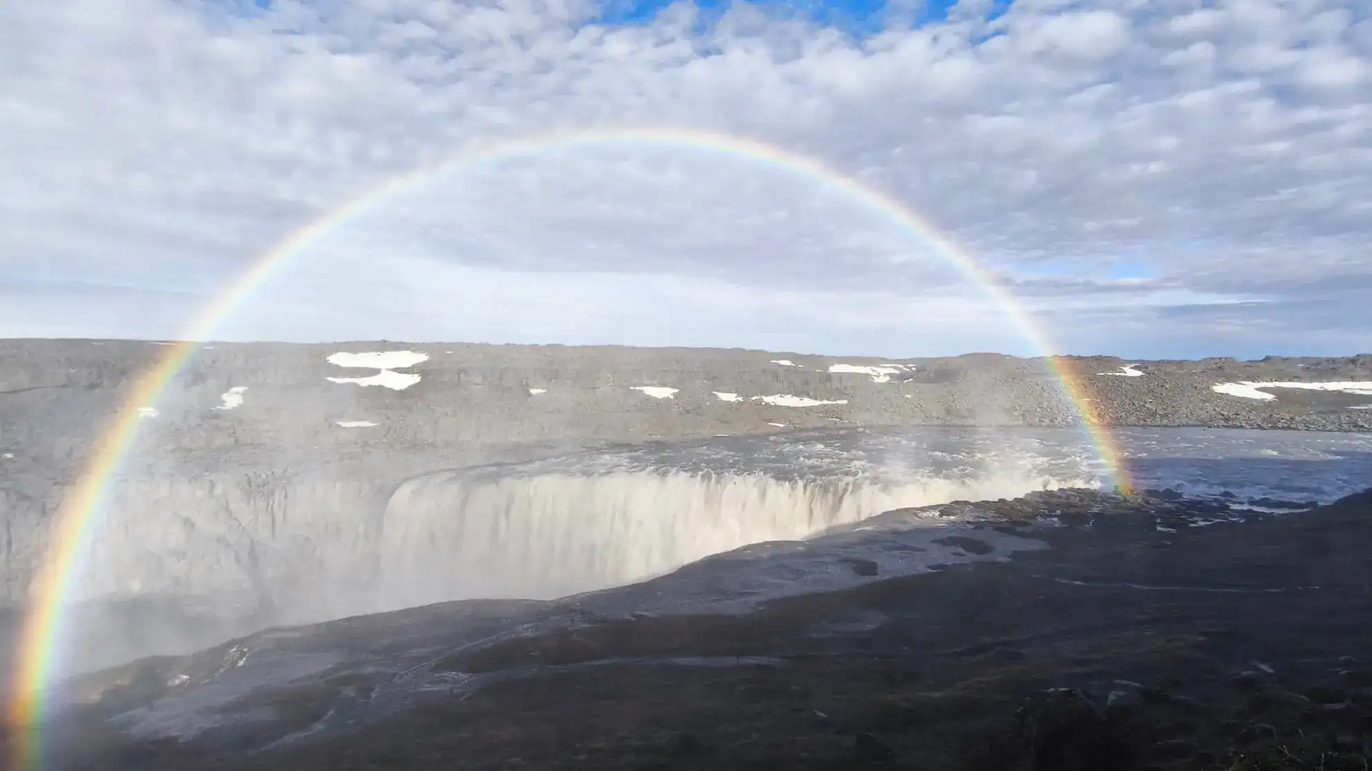 Dettifoss con un arcoíris completo sobre la cascada más potente de Europa