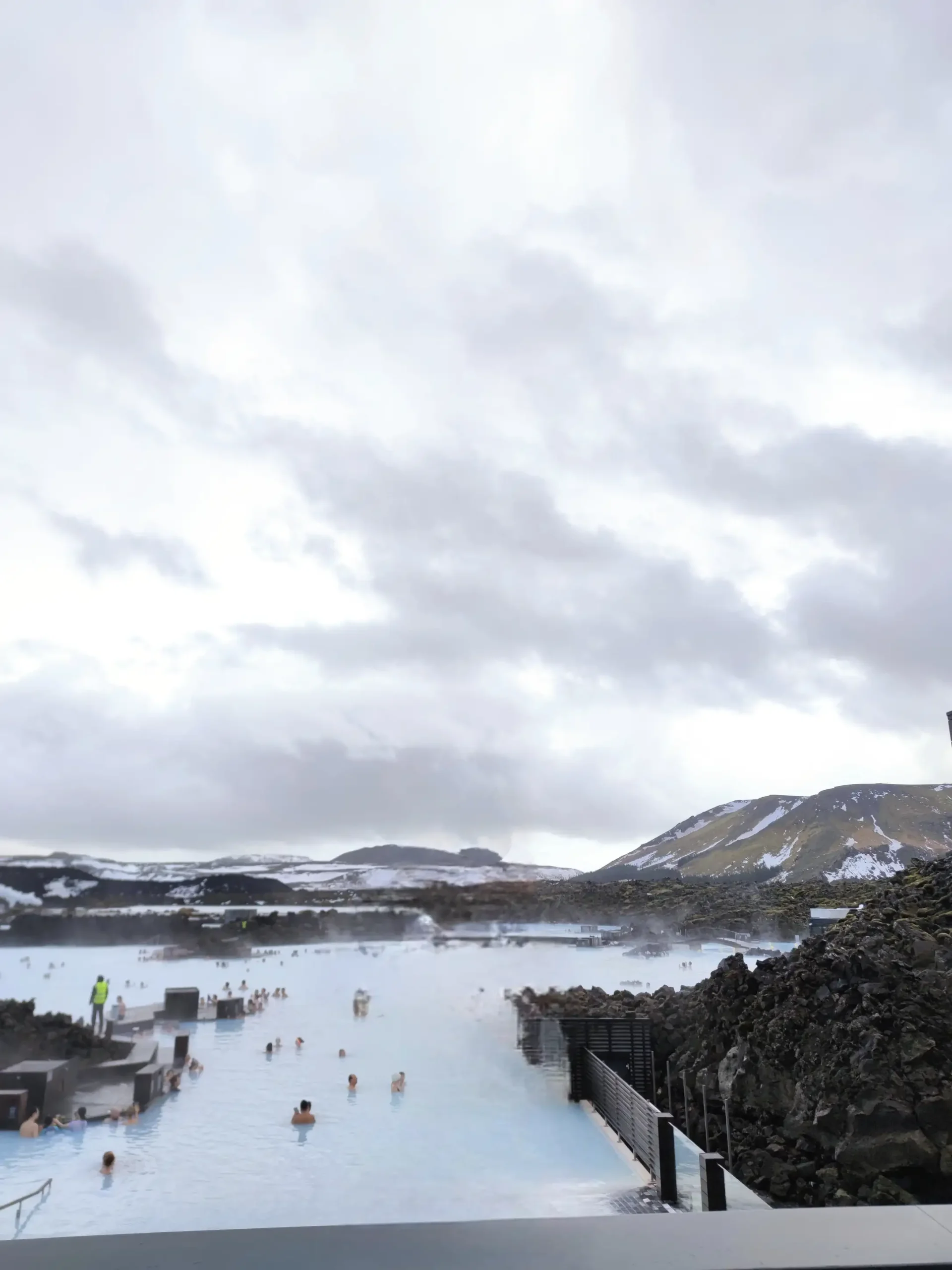 Blue Lagoon — aguas termales azul turquesa con vapor en la Península de Reykjanes