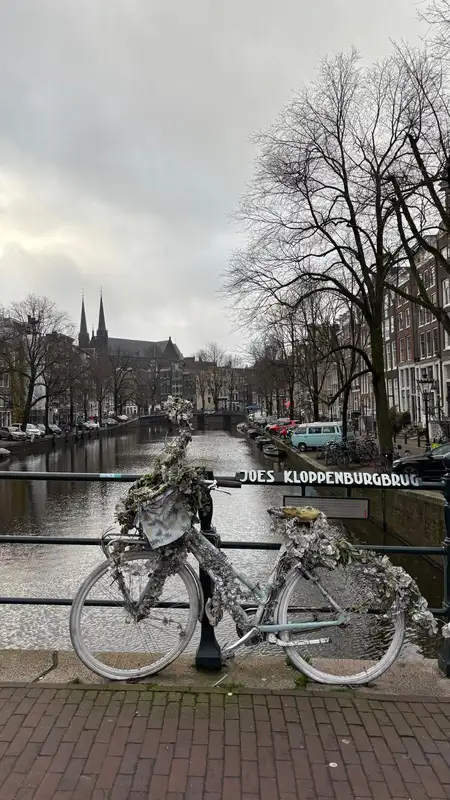 Canales de Ámsterdam con casas típicas y bicicletas en el puente