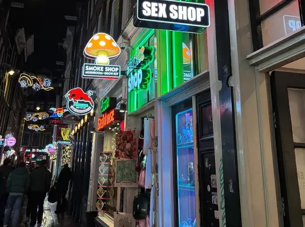Calles del Barrio Rojo de Ámsterdam de noche con los cristales iluminados
