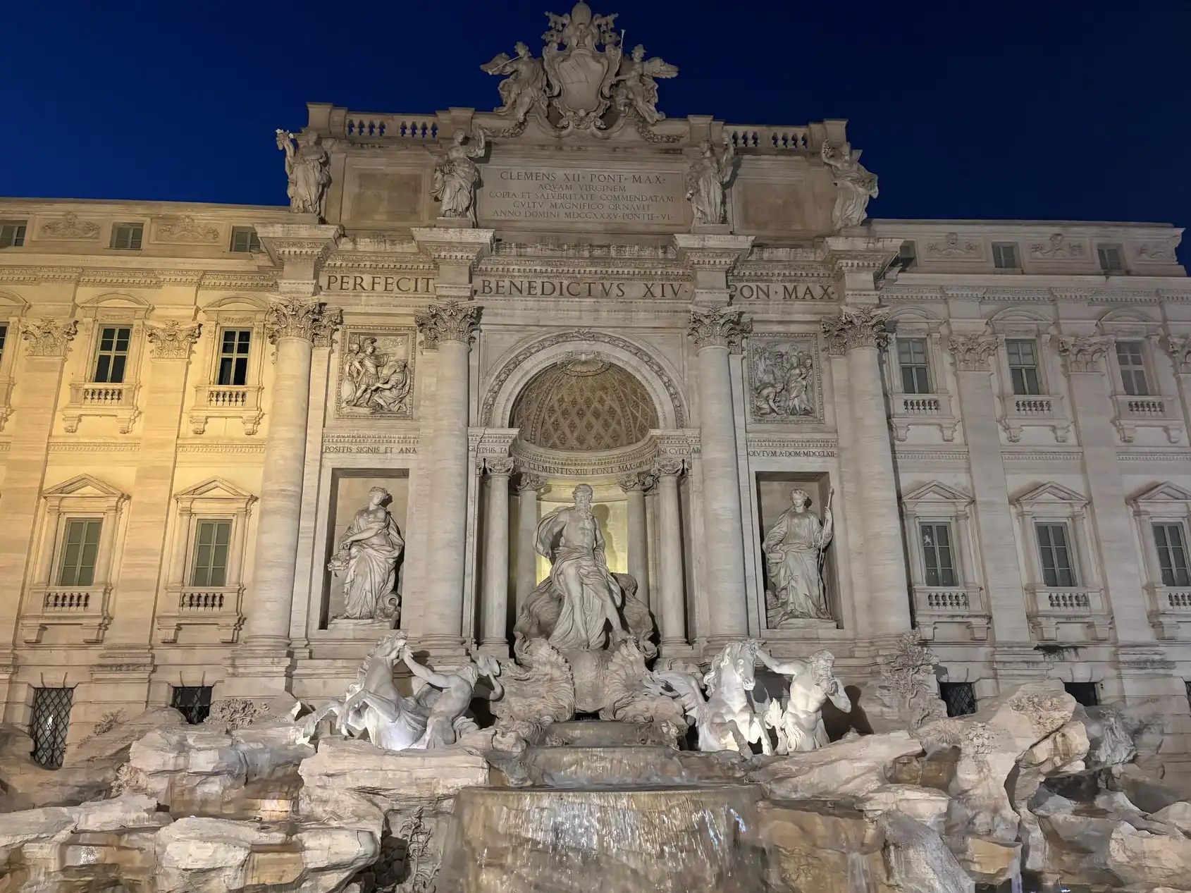 Fontana di Trevi iluminada de noche en Roma, vista frontal