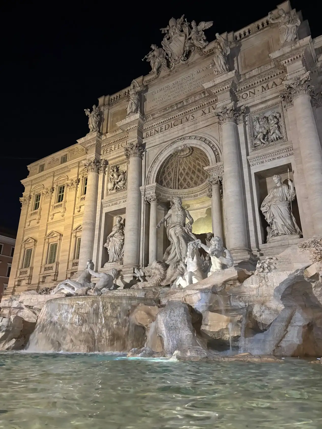 Fontana di Trevi de noche en Roma, vista lateral con la estatua de Neptuno