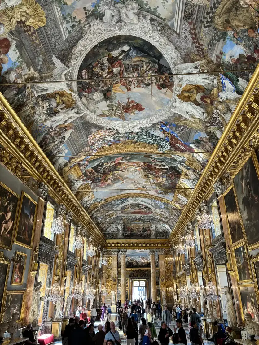 Interior de la Galería Colonna en Roma con frescos en el techo y lámparas de araña