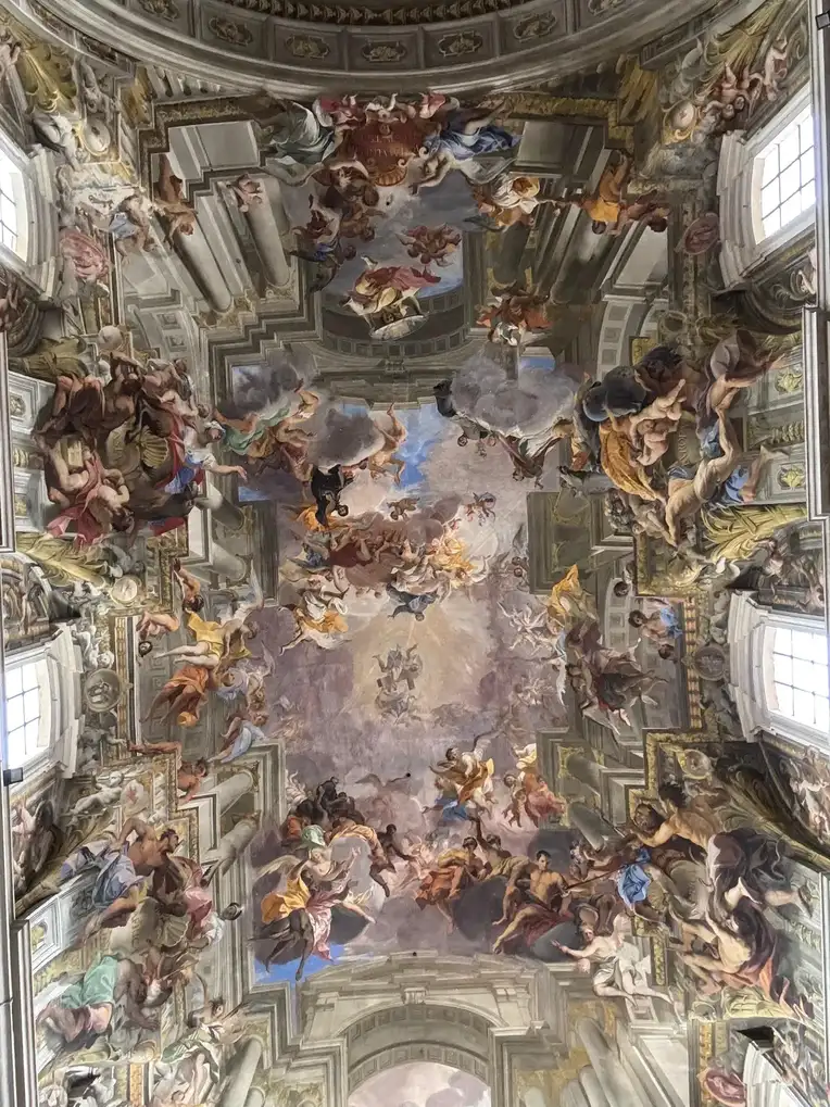 Techo de la Iglesia de San Ignacio de Loyola en Roma con la ilusión óptica barroca