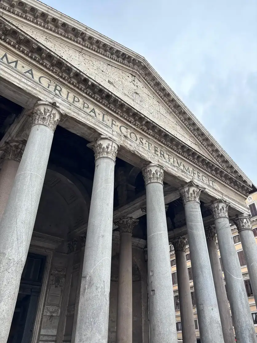 Fachada del Panteón de Roma con sus columnas corintias y el frontón inscrito