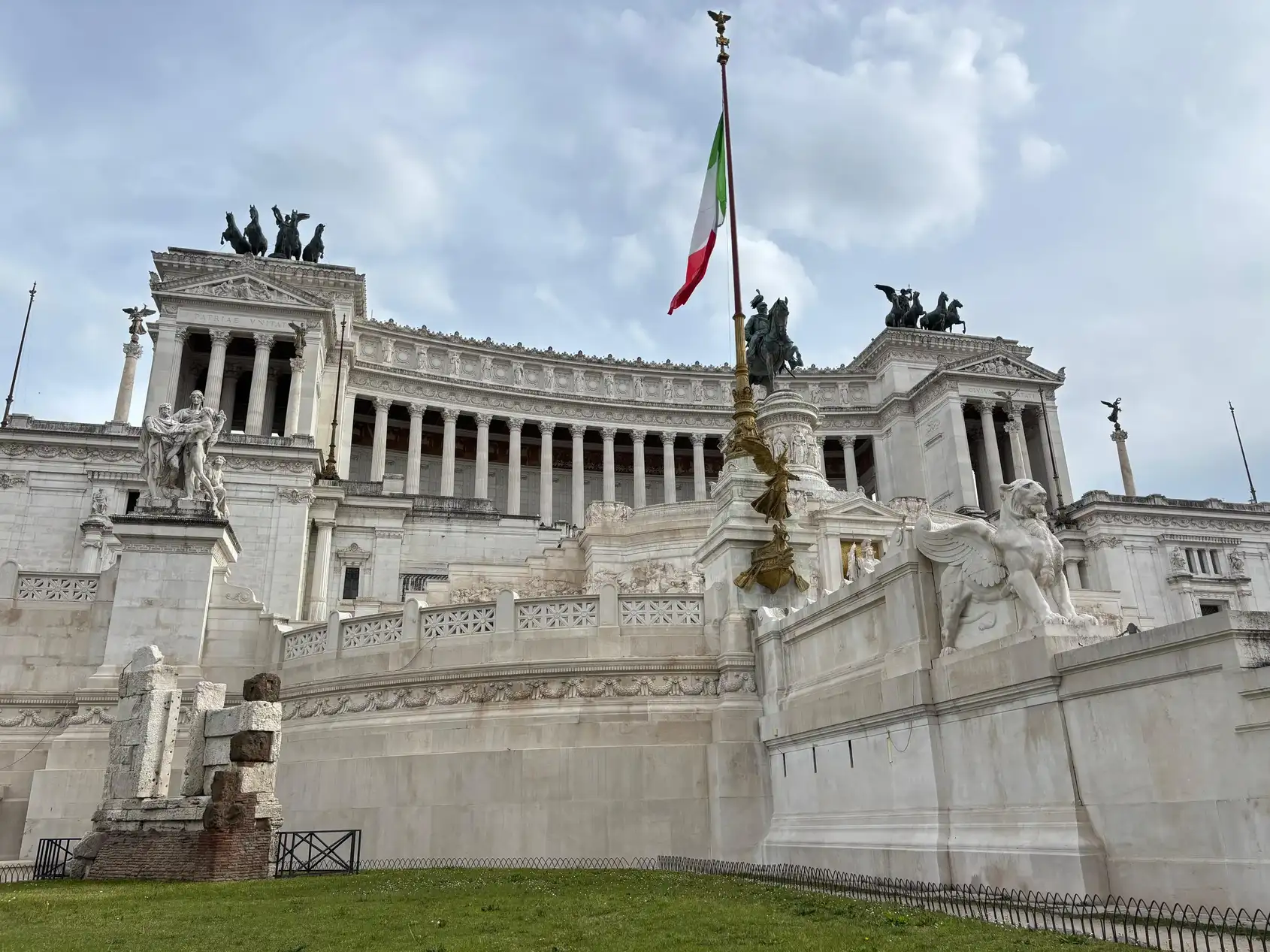 Fachada del Altare della Patria con la bandera italiana en Piazza Venezia, Roma