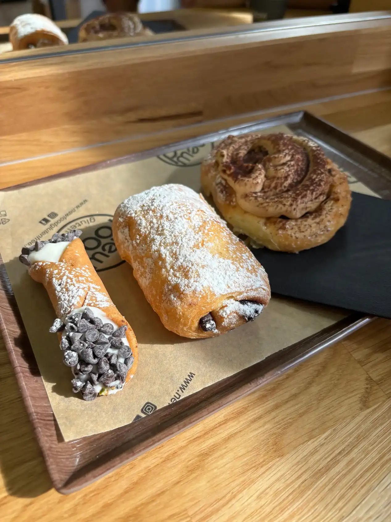Bollería sin gluten con cannoli y croissant en una pastelería de Roma
