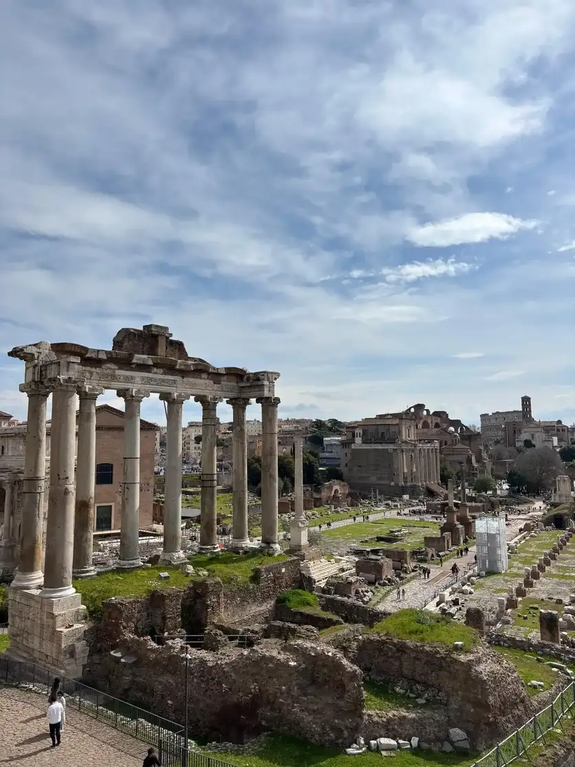 Vista panorámica del Foro Romano con el Templo de Saturno en primer plano