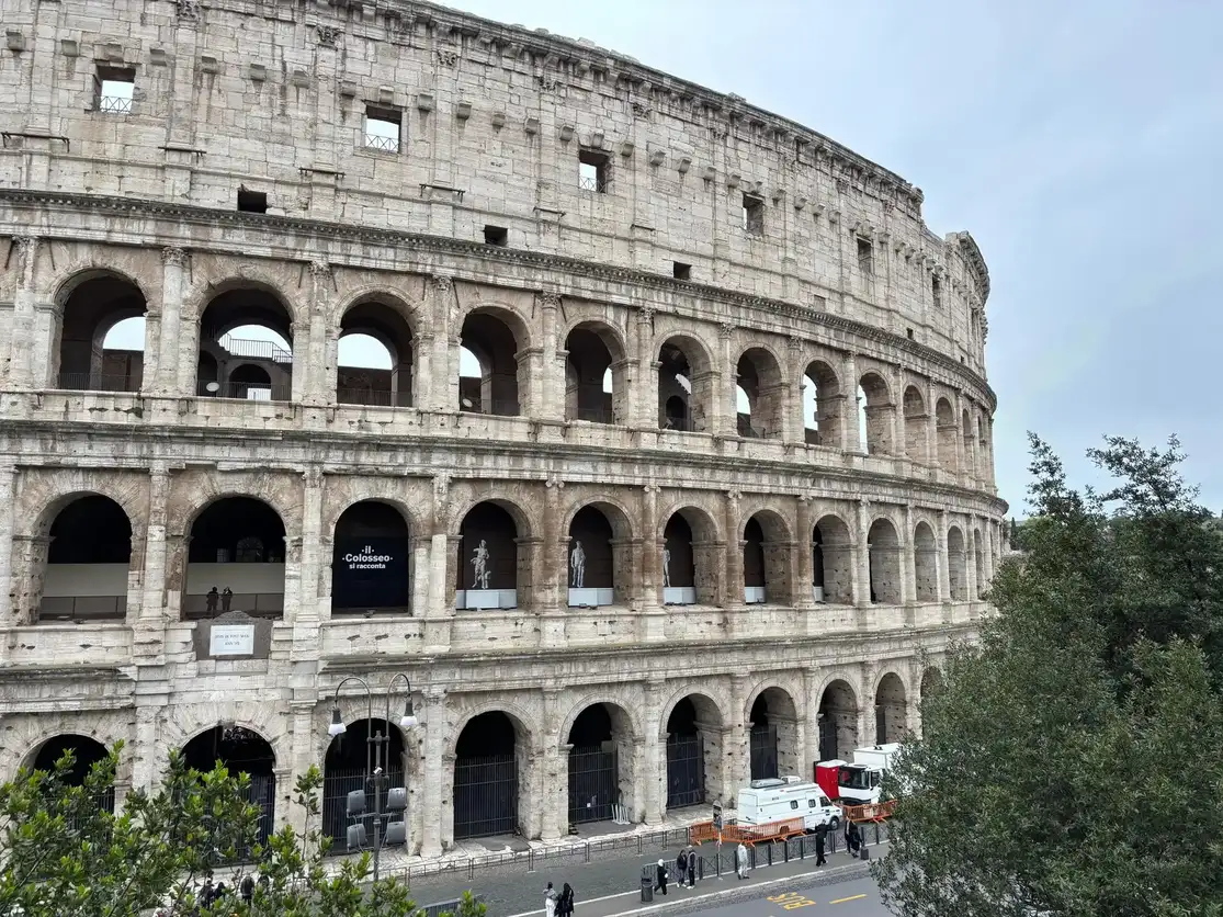 Detalle de los arcos del Coliseo de Roma vistos desde la calle