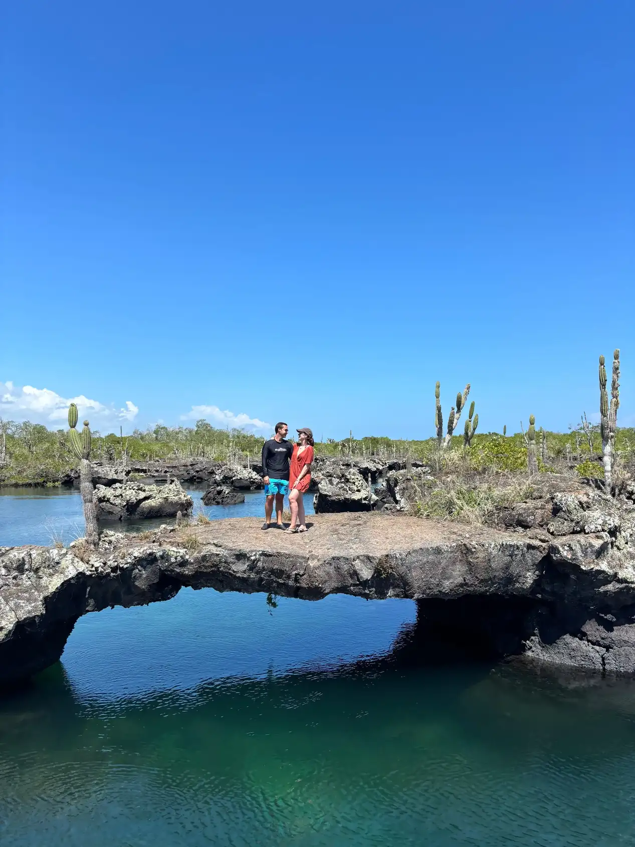 Kike y Neus en el puente de lava de Los Túneles, Isla Isabela, Galápagos