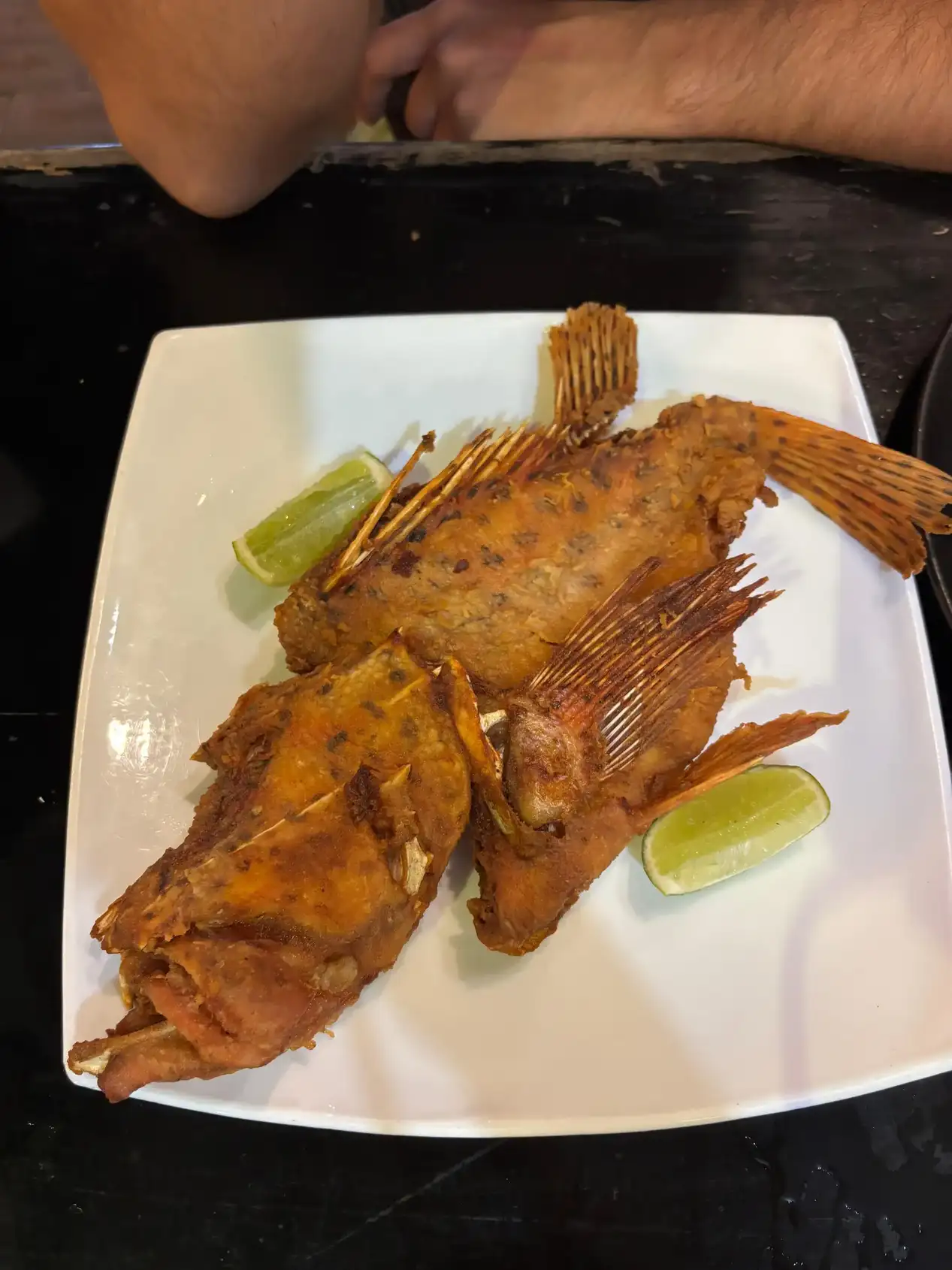 Pescado frito entero con limón en un restaurante de las Islas Galápagos