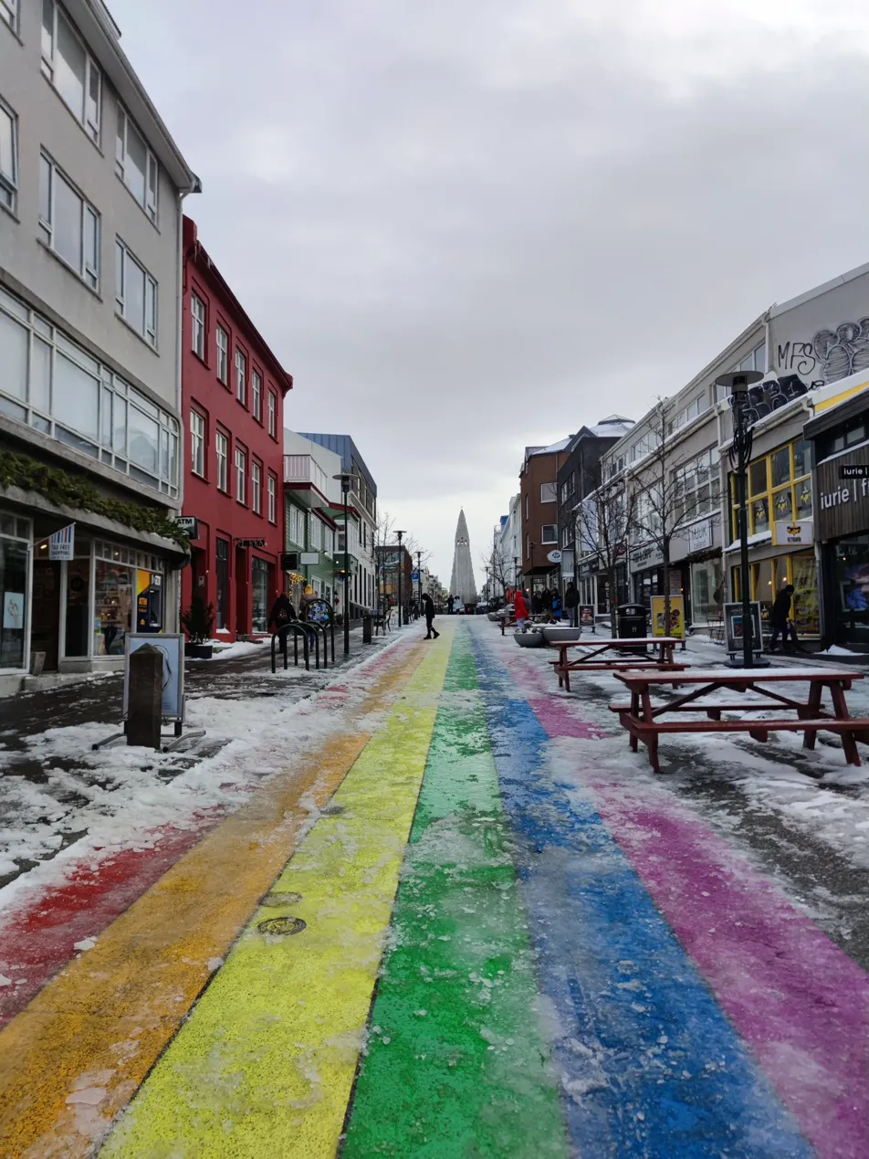 Calle arcoíris de Reikiavik nevada con Hallgrímskirkja al fondo