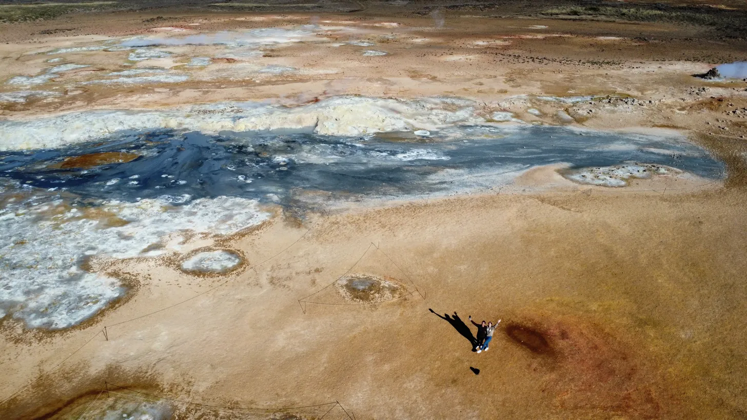 Kike y Neus vistos desde drone sobre las fumarolas de Hverir con el paisaje marciano