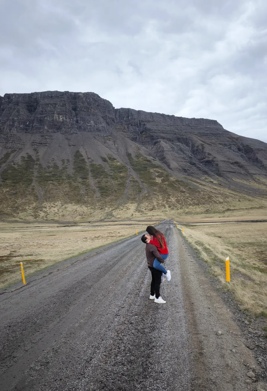 Kike y Neus en medio de la carretera de tierra de Snæfellsnes con montaña al fondo