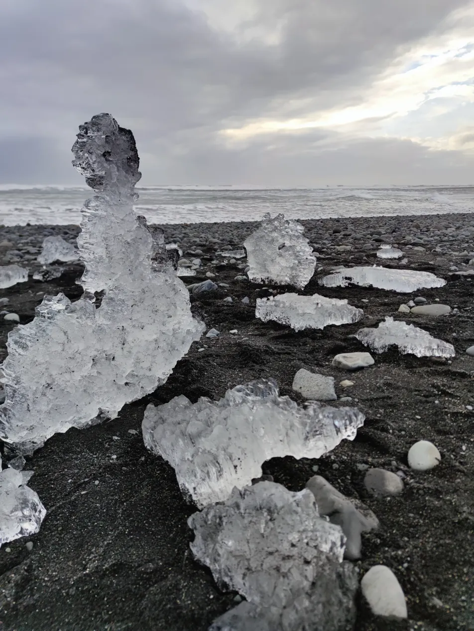 Diamond Beach — bloques de hielo del glaciar sobre arena negra