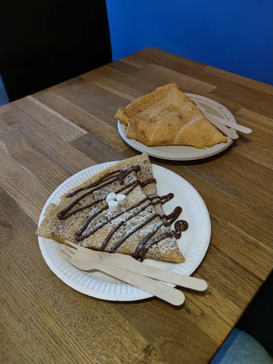 Dos creps sin gluten de la crepería en Reikiavik — uno con Nutella y marshmallows