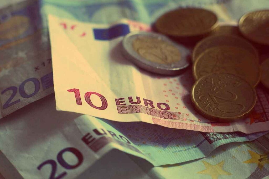 Billetes y monedas de Euro sobre la mesa: cómo recuperar tu Tax Free en España