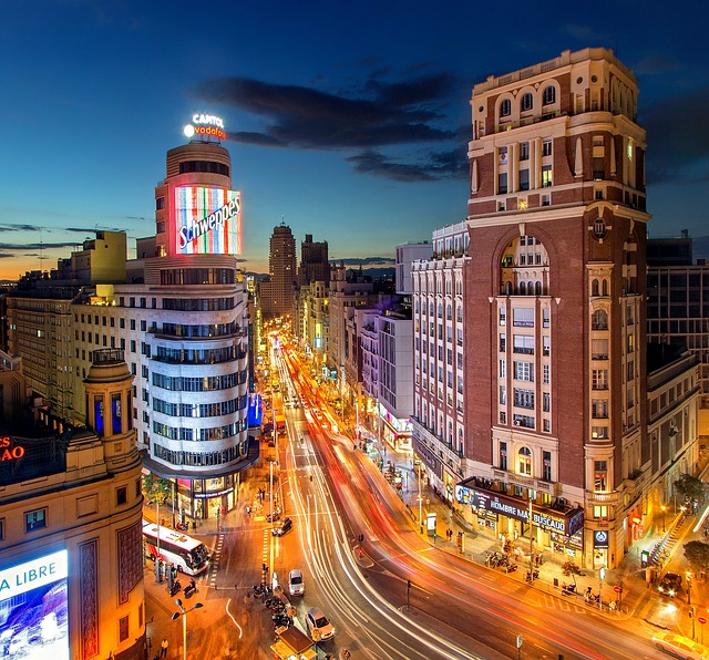 Vista aérea nocturna de la Gran Vía de Madrid, donde puede verse el cartel de Schweppes. De los mejores sitios turísticos en Madrid gratis