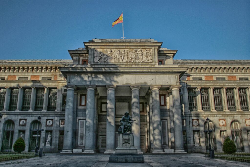 Fachada del Museo Nacional del Prado de Madrid. Si te gusta el arte, debes visitar este sitio turístico en Madrid gratis durante solo algunas horas al día