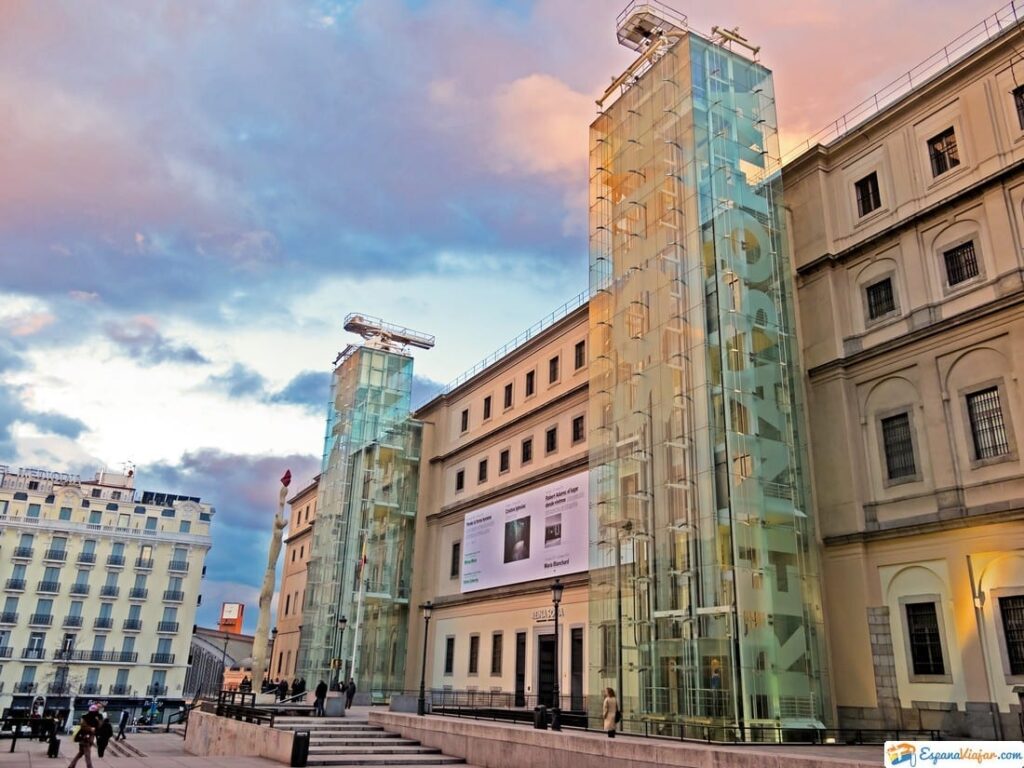 Fachada del Museo Reina Sofía. Aprovecha su horario gratis para visitarlo.