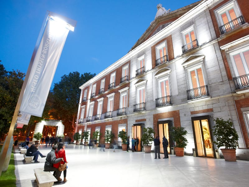 Fachada del Museo Thyssen Bornemisza en Madrid, durante la tarde-noche