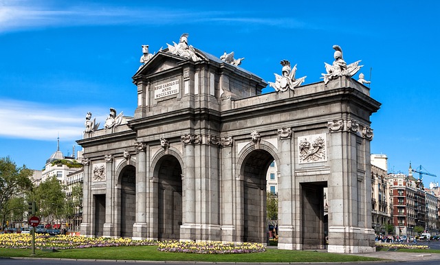 Imagen de la Puerta de Alcalá en Madrid, de los mejores lugares que visitar gratis en Madrid