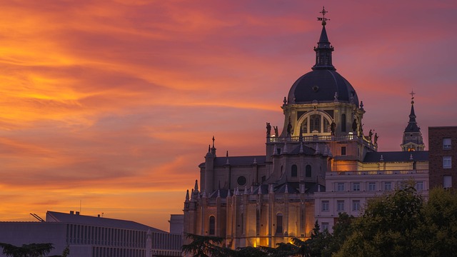 Catedral de la Almudena sobre un fondo de cielo naranja durante el atardecer