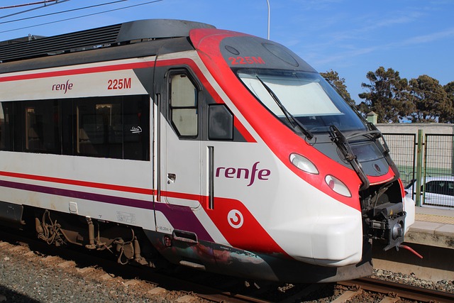 Imagen de un tren (Renfe) de Madrid a Segovia, la opción más recomendable