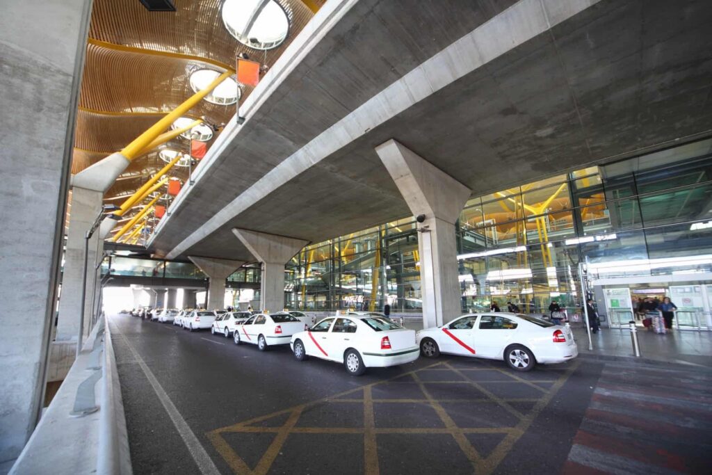 Imagen de los taxis para ir del aeropuerto de Madrid al centro de la ciudad