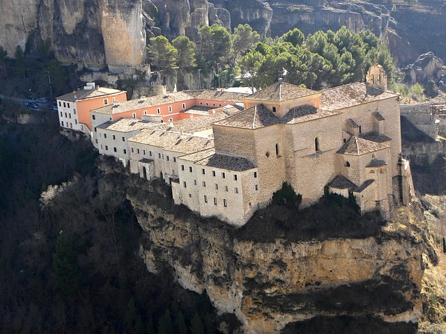 Imagen aérea sobre parador en Cuenca. Si vas a viajar a España por primera vez, debes conocer este tipo de alojamiento.