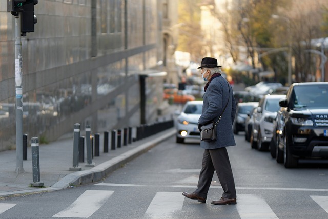 Hombre cruzando paso de peatones.