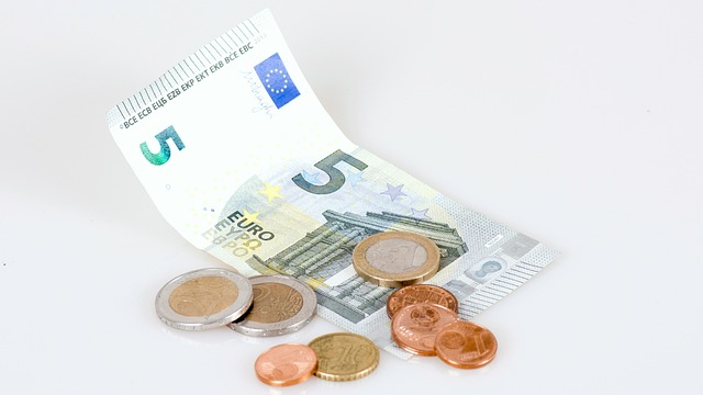 Monedas y billete de euro sobre una mesa. ¿Qué saber sobre la propina si vas a viajar a España por primera vez?