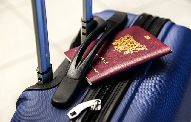Maleta y pasaporte de viaje para viajar a España por primera vez