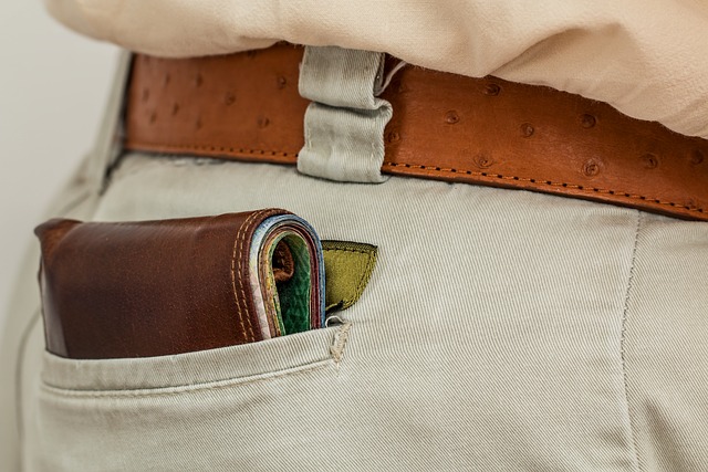 Imagen de billetera en un bolsillo del pantalón. Consejo para tu primera vez en España: cuídate de los carteristas.