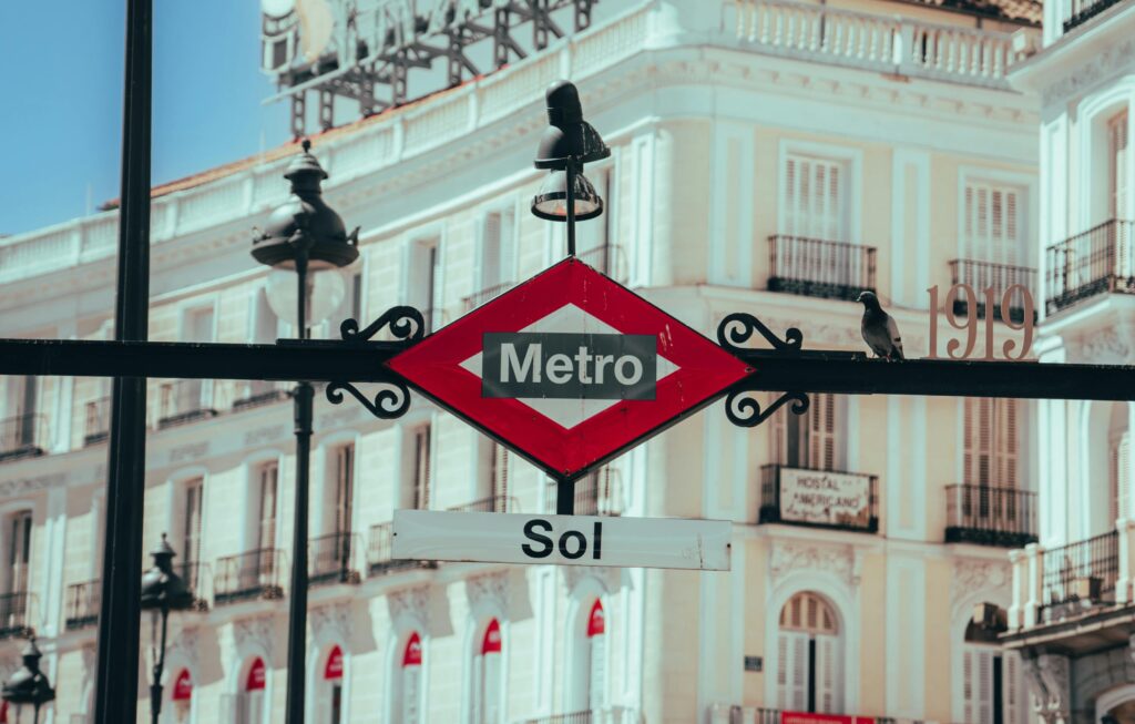 Icono de Metro en Puerta del Sol. Aprende a tomar el Metro si vas a viajar a España por primera vez.